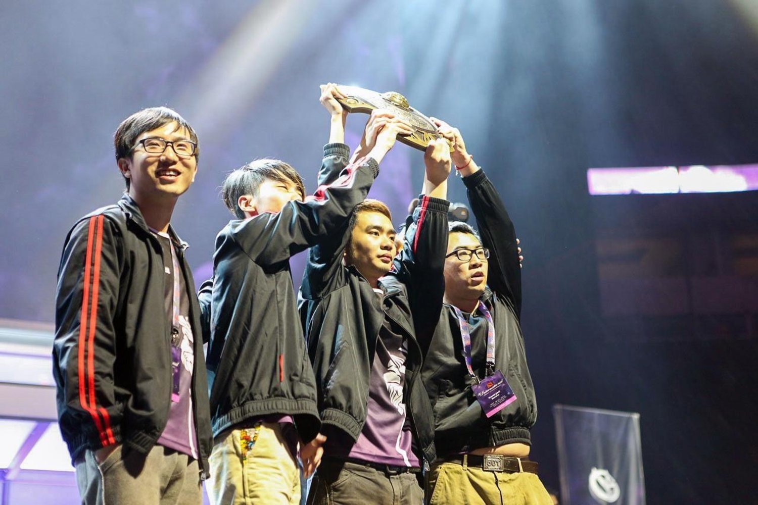 The international 4. The International 2014. Ti 4 winner. Интернешнл 2014 победитель. Newbee 2014.