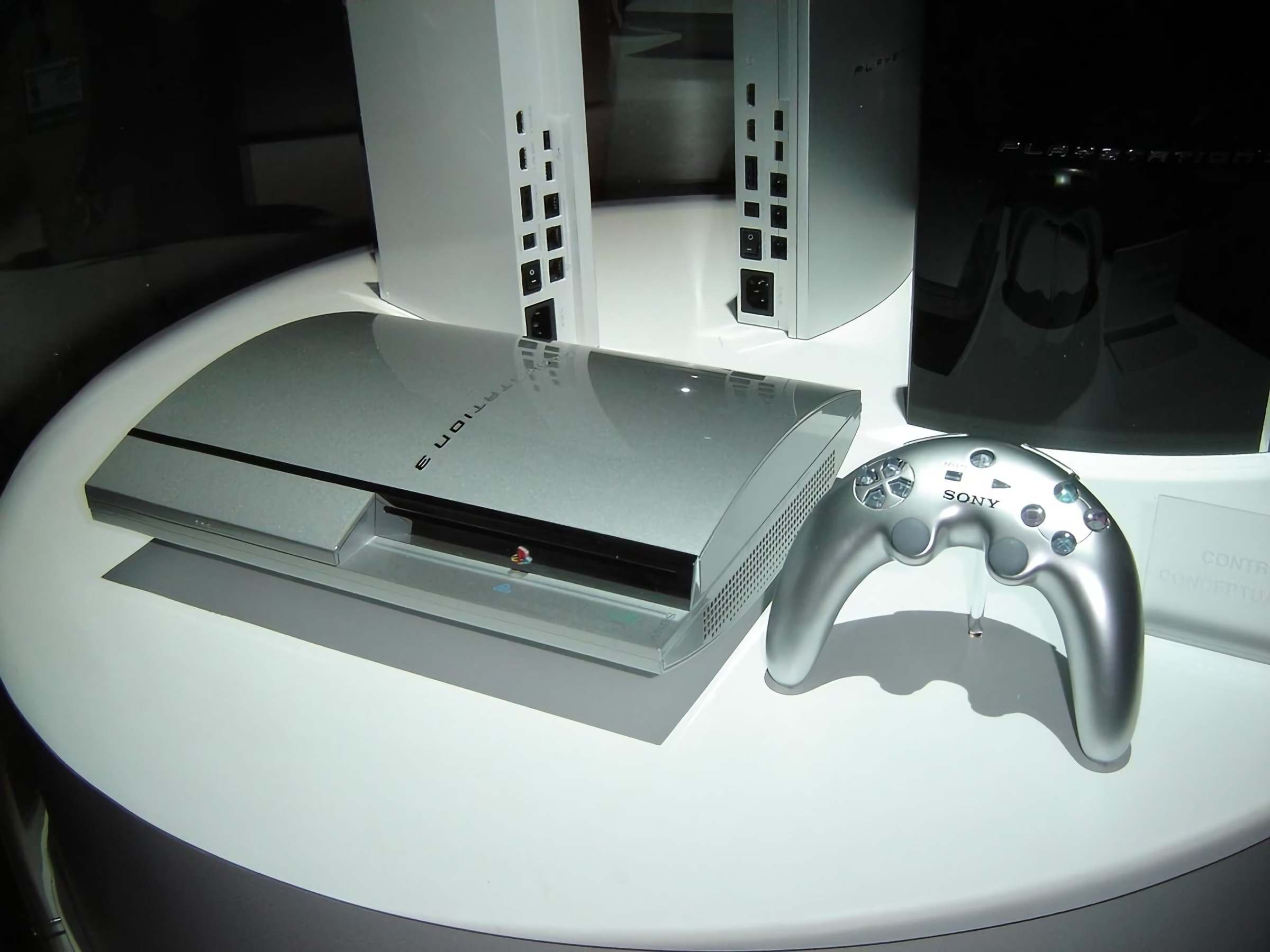 Ps3 old. Sony ps3 Silver. PLAYSTATION 3 Console Prototype. Sony ps1 DEVKIT. Ps3 контроллер Бумеранг.